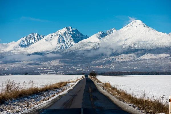 Condução de inverno - estrada rural de inverno — Fotografia de Stock