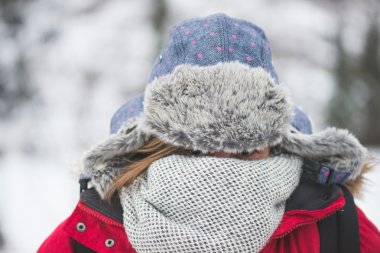 Örme eşarp saklanıyor açık, eğleniyor genç yürüyüş kadın
