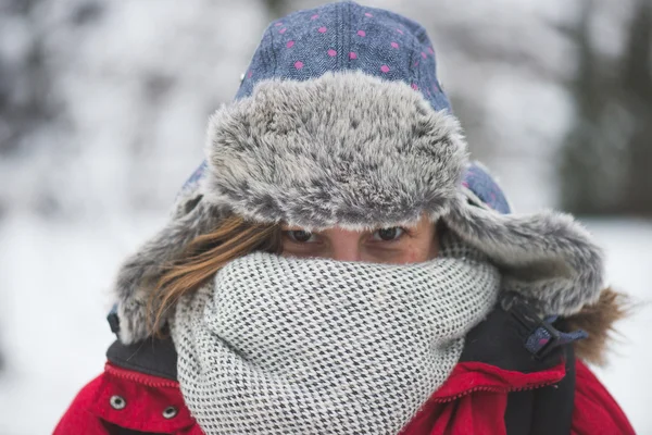 Giovane donna escursionistica divertirsi all'aperto, nascondendosi dietro sciarpa lavorata a maglia — Foto Stock