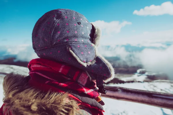 멀리 푸른 하늘, 따뜻한 모자와 스카프에 대 한 찾고 젊은 탐색기 — 스톡 사진