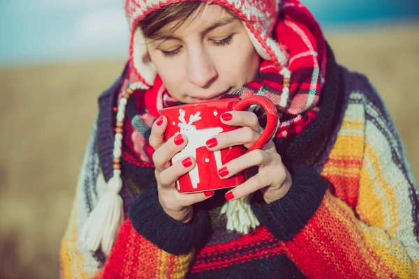 Winter girl drinking tea or coffee — Stockfoto