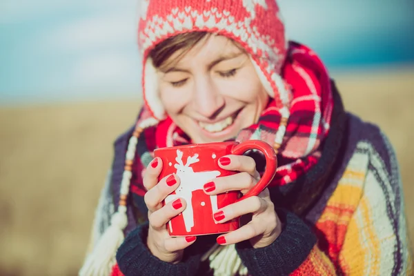 Menina de inverno beber chá ou café — Fotografia de Stock