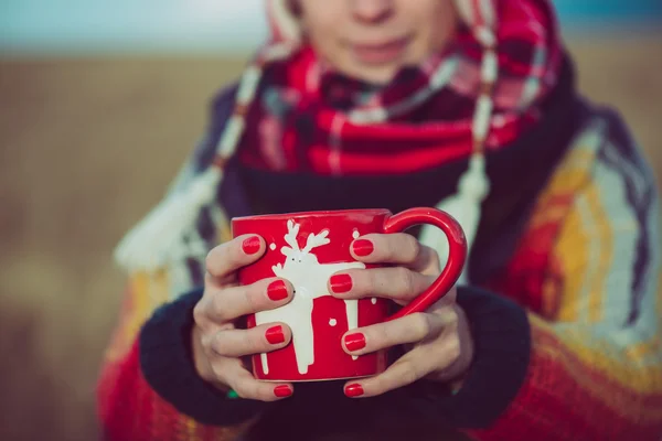 Menina de inverno beber chá ou café — Fotografia de Stock
