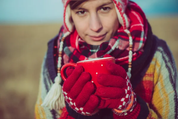 Winter girl drinking tea or coffee — Stockfoto