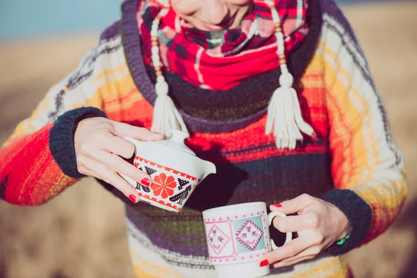 Wintermädchen trinken Tee oder Kaffee — Stockfoto