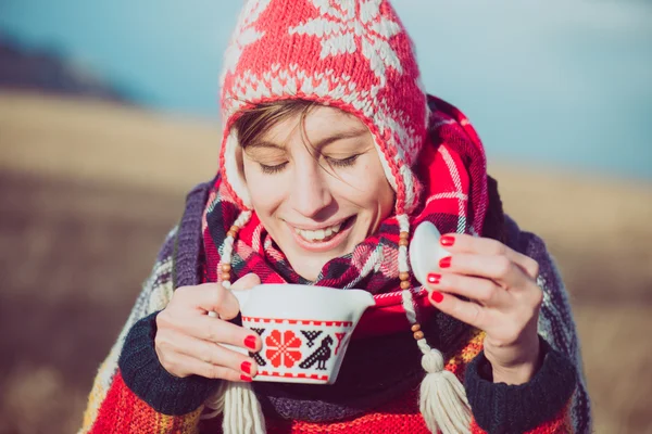 Winter girl drinking tea or coffee — Stock fotografie