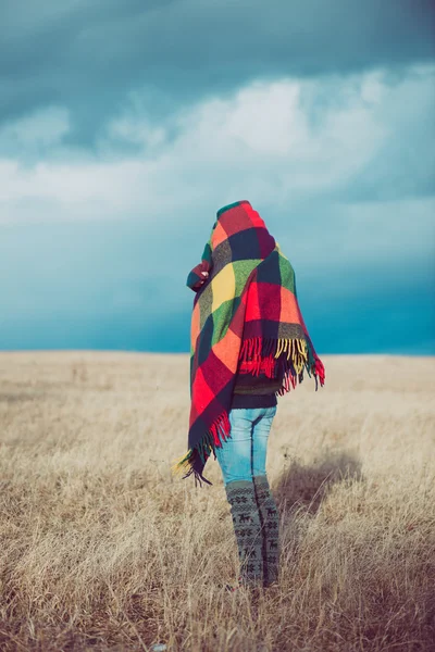 Glückliche freie Frau mit warmer Decke — Stockfoto