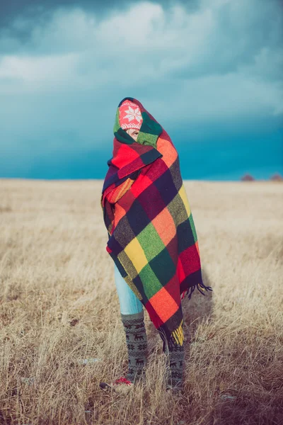 Felice donna libera con coperta calda — Foto Stock