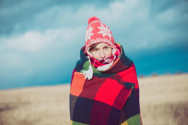따뜻한 담요와 함께 행복 한 무료 여자 — 스톡 사진