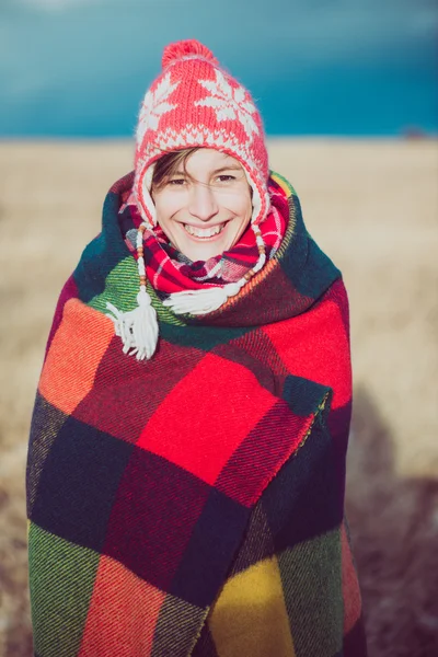 Szczęśliwa kobieta wolna z ciepłym kocem — Zdjęcie stockowe