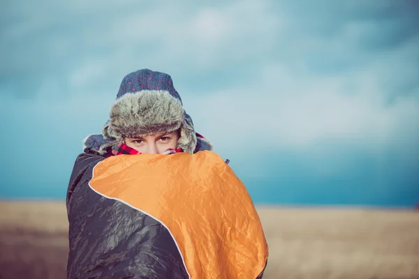 Ευτυχισμένη γυναίκα δωρεάν με ζεστή κουβέρτα — Φωτογραφία Αρχείου