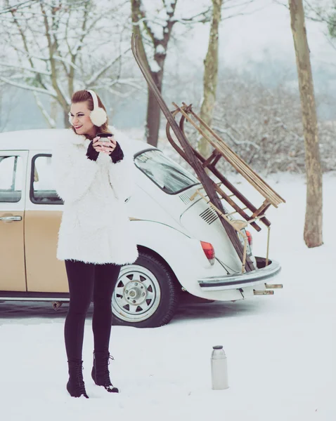 Jonge vrouw drinken van hete thee of koffie buiten, vintage winter vakantie concept — Stockfoto