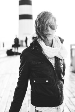 Siyah beyaz portre fotoğraf genç kadının esen rüzgar havacı stil güneş gözlüğü içinde açık poz