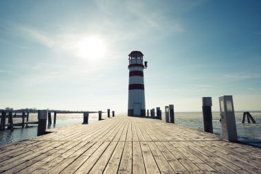 Deniz feneri ve ahşap iskele, Podersdorf, Avusturya