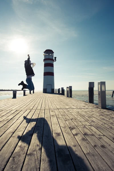 Feliz, mujer despreocupada saltando al aire libre — Foto de Stock