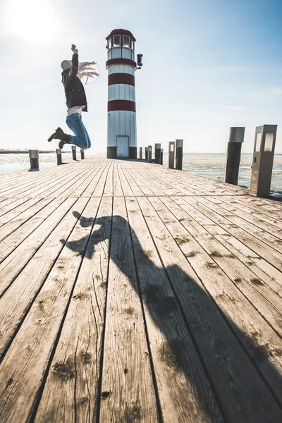 Feliz, mulher despreocupada pulando ao ar livre — Fotografia de Stock