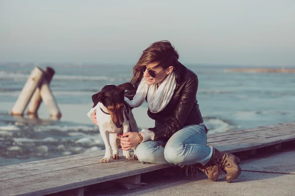 Açık poz kadın ve Jack russell terrier köpek — Stok fotoğraf