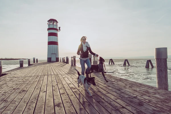 Fit femme courir avec des chiens — Photo