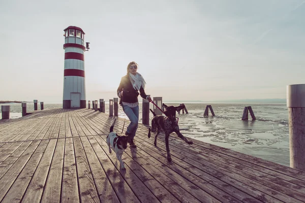 Fit femme courir avec des chiens — Photo