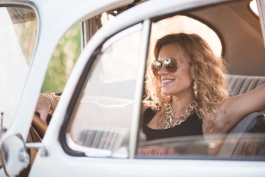 Mutlu kadın zevk retro bir araba