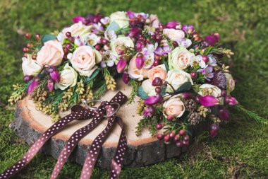 Alyans dekore edilmiş ahşap taban üzerinde.