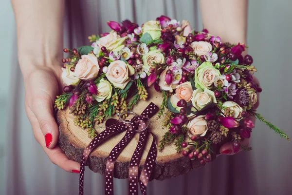 Wedding rings on decorated wooden base. — Stock Photo, Image