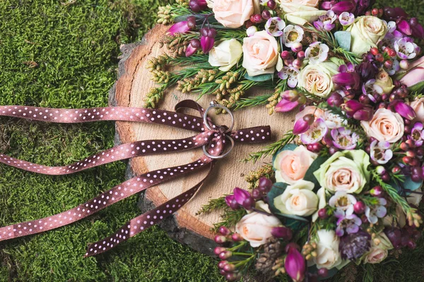 Anéis de casamento em base de madeira decorada . — Fotografia de Stock