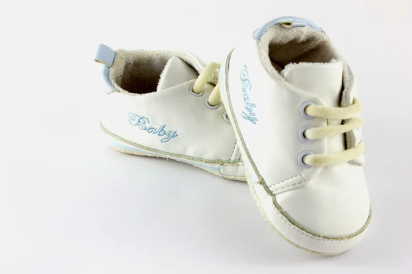Roba per bambini e scarpe isolate su bianco — Foto Stock