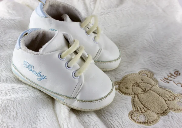 Bebek eşyaları ve beyaz ayakkabılar.