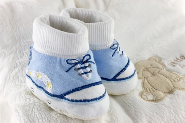 Bebek eşyaları ve beyaz ayakkabılar.