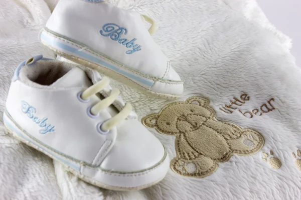 Baby spullen en schoenen geïsoleerd op wit — Stockfoto