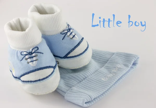 Bebek eşyaları ve beyaz ayakkabılar.