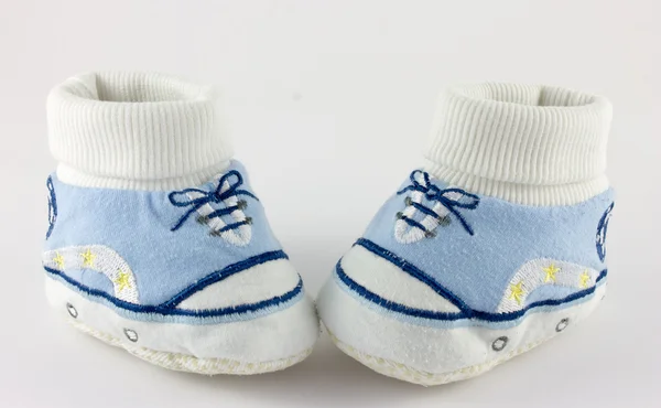 Baby spullen en schoenen geïsoleerd op wit — Stockfoto