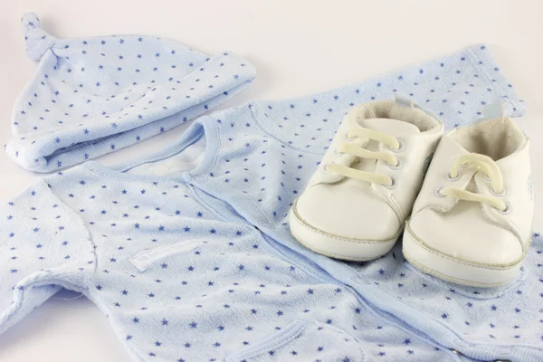 Baby spullen en schoenen geïsoleerd op wit — Stockfoto