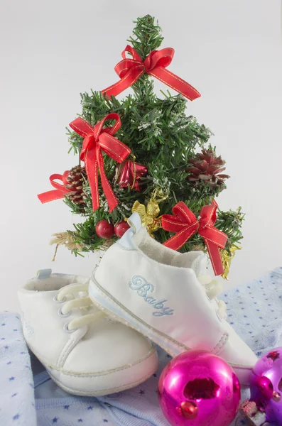 Cosas de bebé y zapatos aislados en blanco — Foto de Stock
