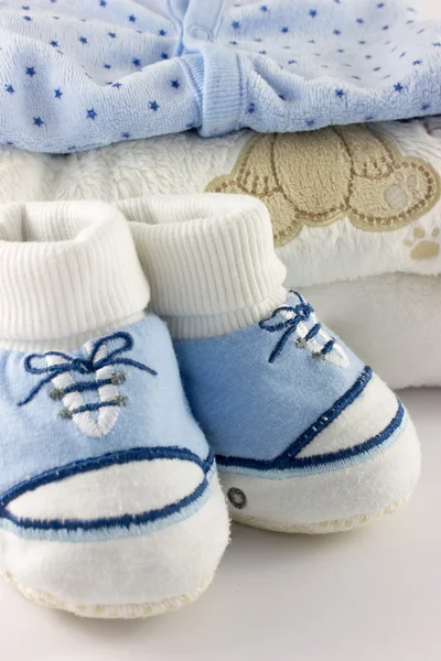 Baby spullen en schoenen geïsoleerd op wit — Stockfoto