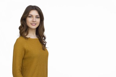 Gülümseyen kazaklı esmer kadın