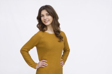 Gülümseyen kazaklı esmer kadın