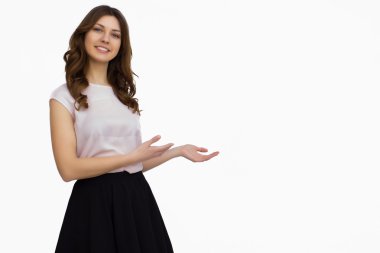 Mutlu genç kadın zarif elbise 