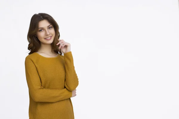 Sorrindo mulher morena em suéter — Fotografia de Stock