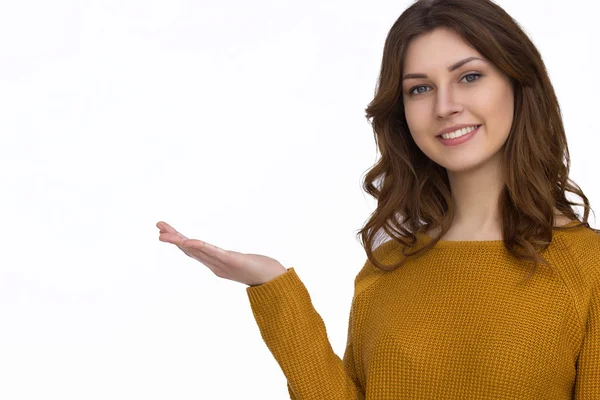 Usměvavá brunetka žena ve svetru — Stock fotografie