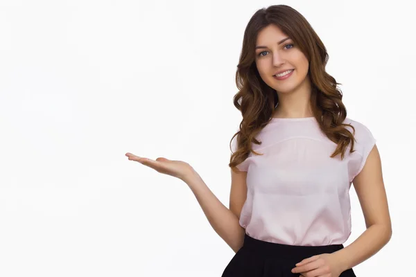 Hermosa morena mujer en blusa y falda — Foto de Stock