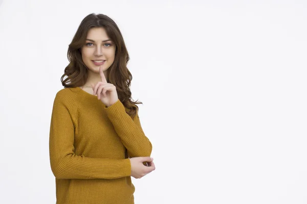 Счастливая молодая женщина в свитере — стоковое фото