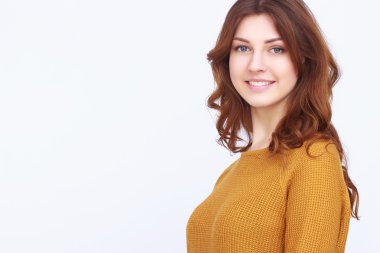 Turuncu kazaklı güzel kız