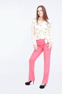 Kadın pembe pantolon