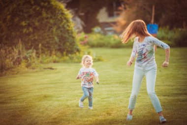 Anne ve küçük kızı birlikte oynama