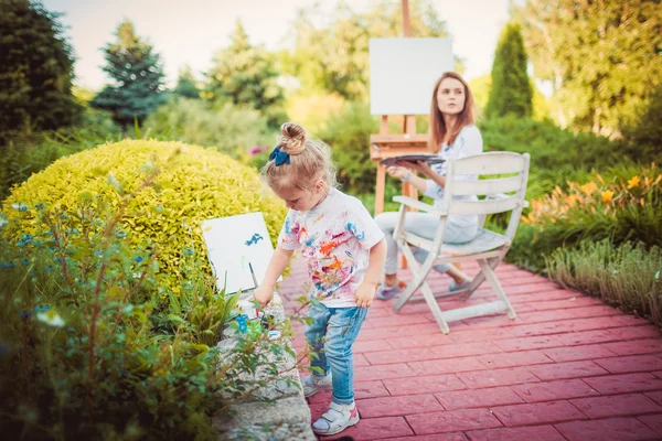 Moeder en kleine dochter verf samen — Stockfoto