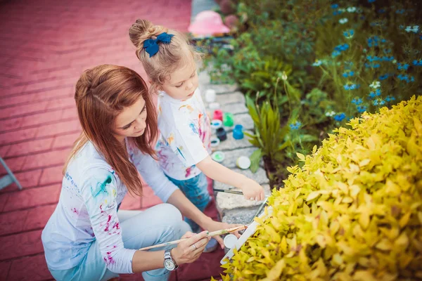 Moeder en kleine dochter verf — Stockfoto