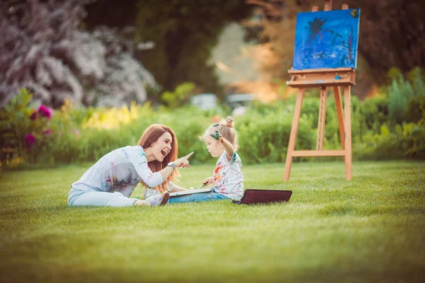 Madre e hija pintan juntas —  Fotos de Stock