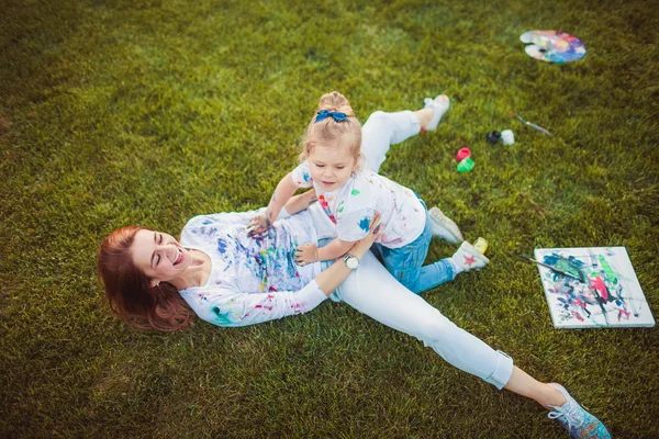 Madre e hija pequeña pintan —  Fotos de Stock